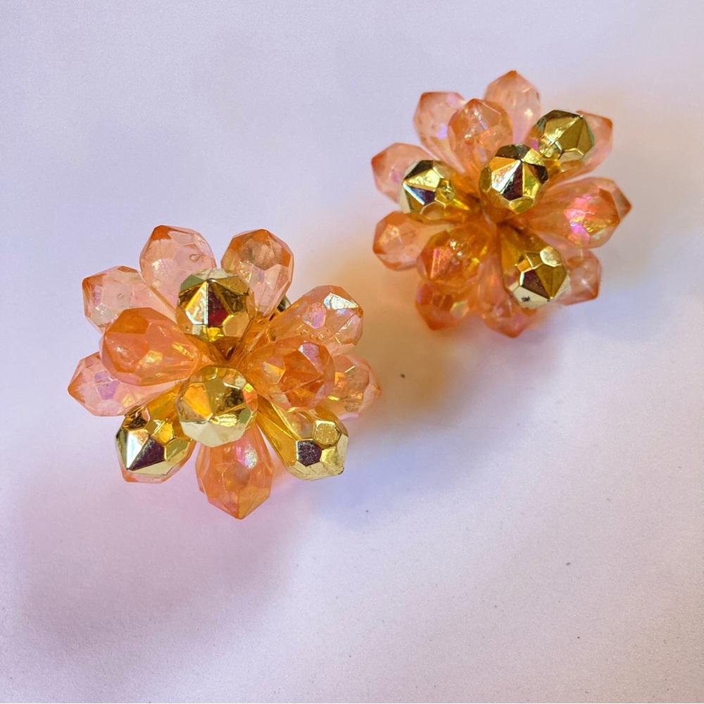 Vintage cluster clip earrings 50s 60s peach gold flowers mid century - Picture 8 of 10